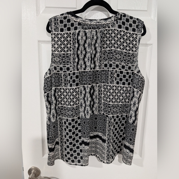 Rose +Olive Black and White Patterned Sleeveless Neck Tie Blouse in Size 2X - Picture 9 of 10